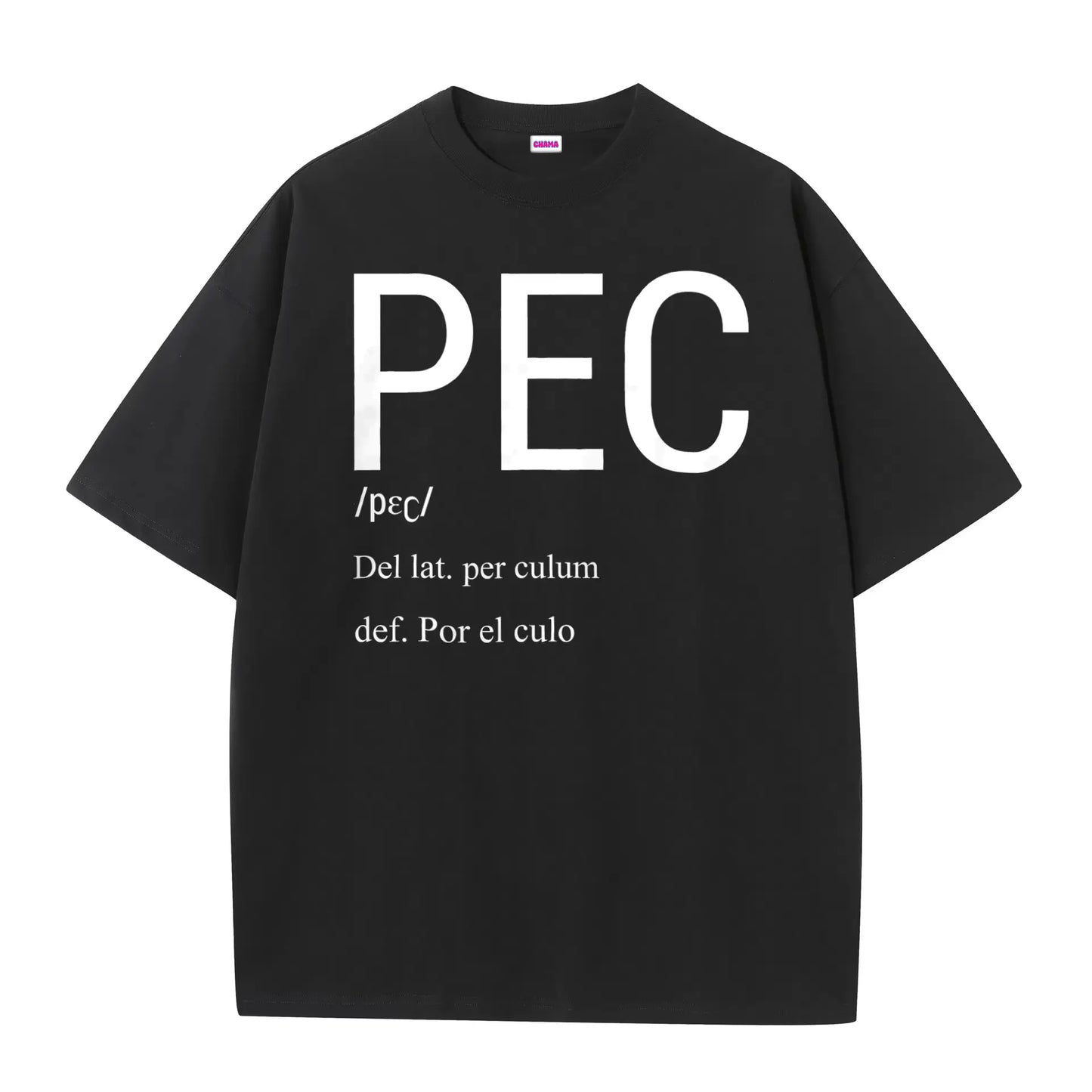 Camiseta de negra con letras grandes que dicen PEC, definición: por el culo. Una expresión que usan jóvenes y el colectivo LGTBIQ+ Queer