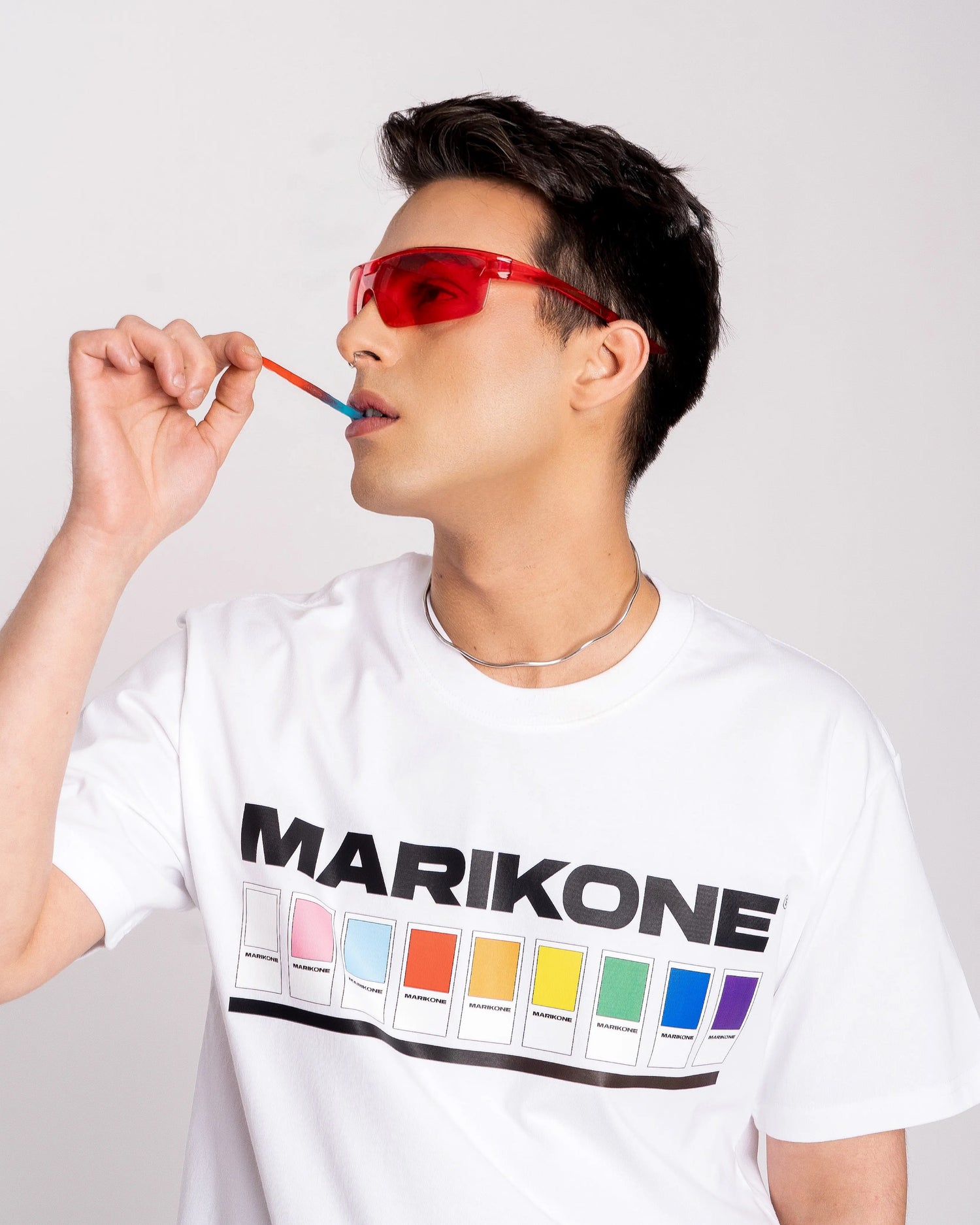 James Zi, creador de la marca, con camiseta de orgullo MARIKONE con bandera gay lgbt y trans comiendo una gominola