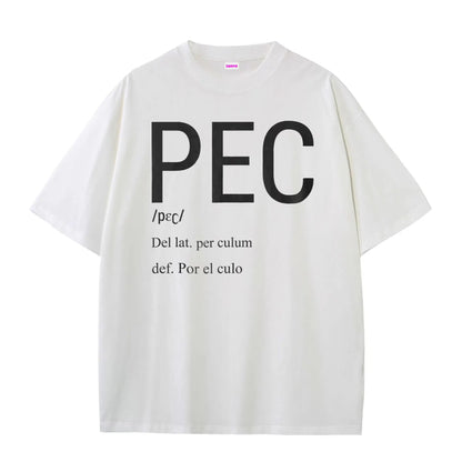 Camiseta blanca con letras grandes que dicen PEC, definición: por el culo. Una expresión que usan jóvenes y el colectivo LGTBIQ+ Queer
