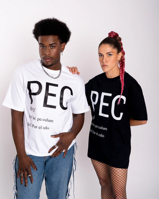 Chico y chica queer posando, llevan camisetas negra y blanca con letras grandes que dicen PEC, definición: por el culo. Una expresión del colectivo LGTBIQ+