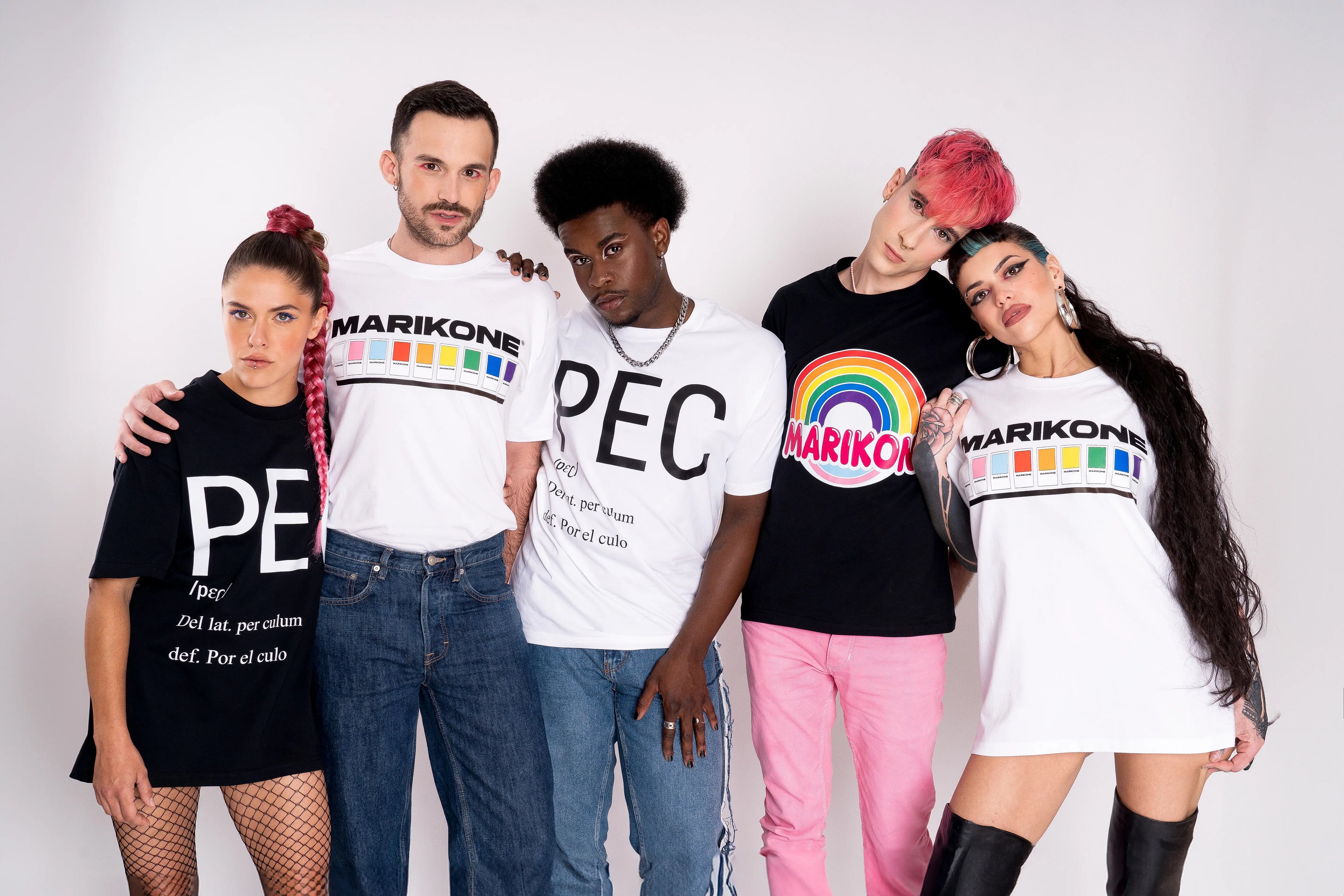 Foto grupal de cabecera de todos los modelos queer de la marca. Llevan las camisetas con motivos de Orgullo LGTBIQ+, MARIKONE PANTONE, arcoiris, bandera gay trans y camiseta que dice PEC (por el culo)