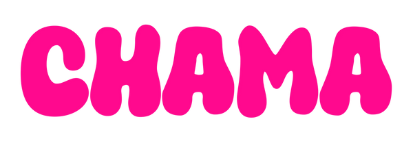 Logo que dice CHAMA, de color rosa y una tipografía muy curva. Es el logo de la marca de camisetas y ropa queer y LGBTIQ+ nacida en España, CHAMA.