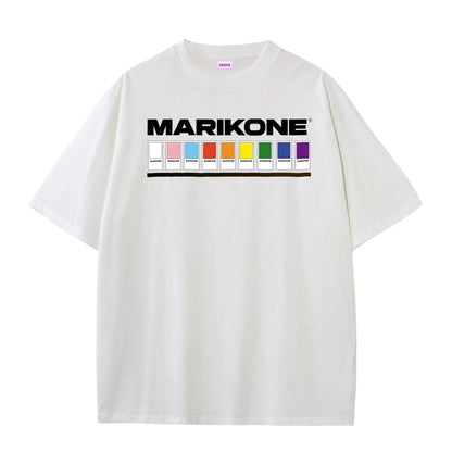 Camiseta blanca con catálogo de colores al estilo pantone que hacen la bandera trans y LGTBIQ+ para la celebración del orgullo gay o pride y que dice MARIKONE