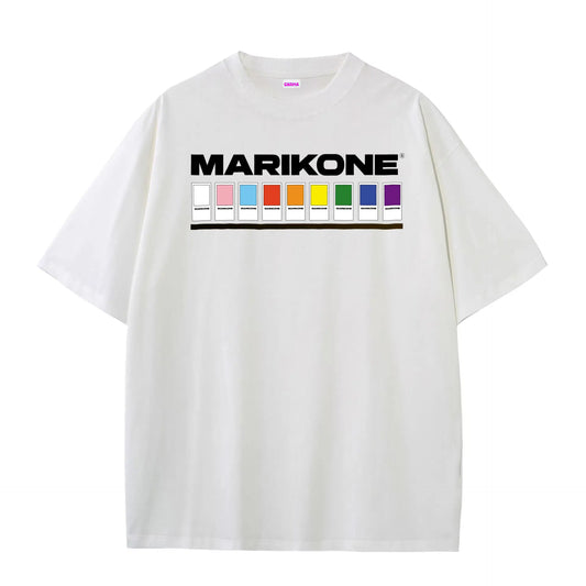 Camiseta blanca con catálogo de colores al estilo pantone que hacen la bandera trans y LGTBIQ+ para la celebración del orgullo gay o pride y que dice MARIKONE
