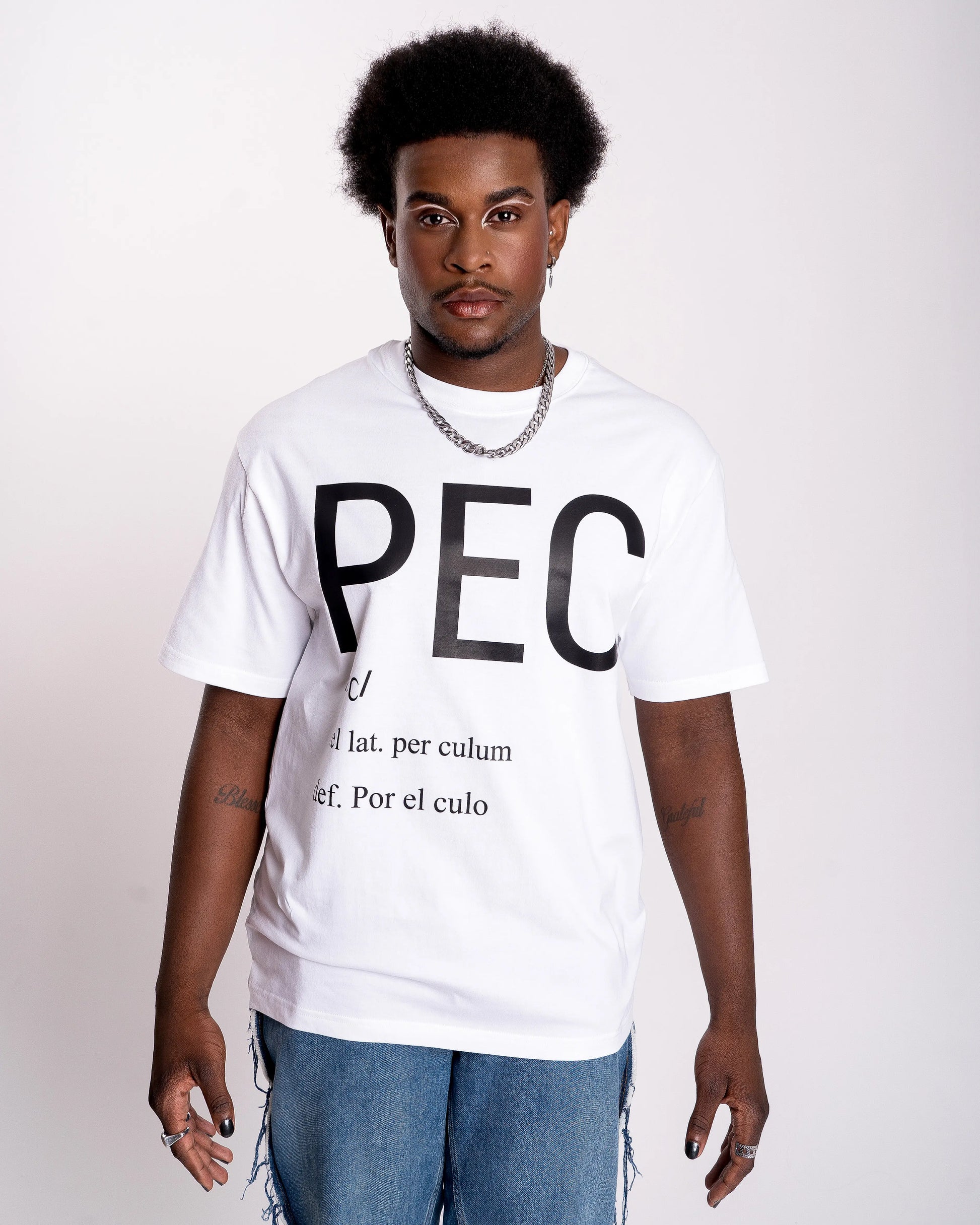 chico gay lleva camiseta blanca con letras negras grandes que dicen PEC, definición: por el culo. Una expresión LGTBIQ+ y Queer