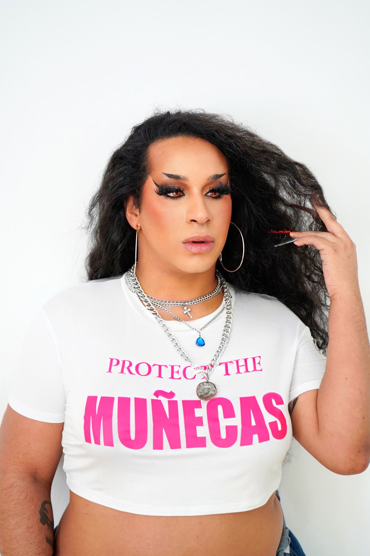 Crop top MUÑECAS blanco de CHAMA con estampado Protect the Muñecas sobre modelo en estudio