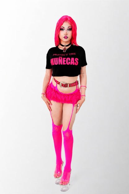 Modelo vistiendo crop top MUÑECAS negro de CHAMA en fotografía de cuerpo completo