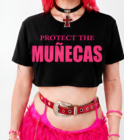 Detalle frontal del crop top MUÑECAS negro de CHAMA con estampado Protect the Muñecas